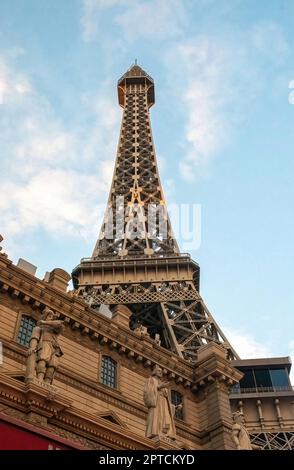 Eiffelturm mit Statuen auf dem Las Vegas Blvd., im Paris Las Vegas Hotel and Casino an einem frühen Morgen in Las Vegas, Nevada, USA. Stockfoto