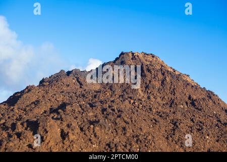 Kompostiert Olivenmühlentrester stapelten sich neben dem Weinberg. Tierra de Barros, Spanien Stockfoto