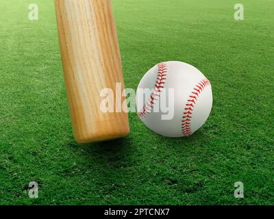Baseball und alte Fledermäuse auf dem Spielfeld Stockfoto