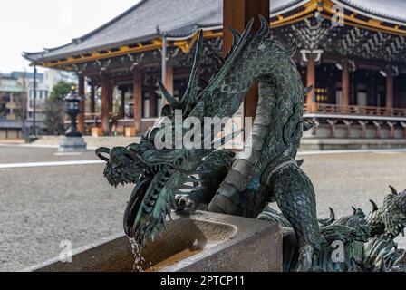 Ein Bild des Drachen, das die Chozuya (zeremonielles Wasser) des Higashi Hongan-ji Tempels schmückt. Stockfoto