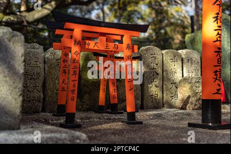 Ein Bild von kleinen Torii-Toren am Fushimi Inari Taisha-Schrein. Stockfoto