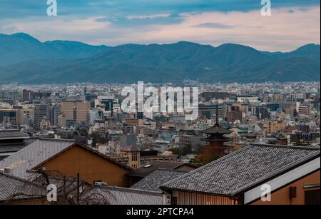 Ein Bild der Stadt Kyoto, aufgenommen bei Sonnenuntergang, zeigt den Hokan-ji-Tempel, auch bekannt als Yasaka-no-Tou. Stockfoto