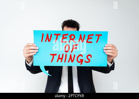 Schild mit Internet of Things, Word für Netzwerkverbindungen innovative Fertigung und intelligente Industrie Stockfoto