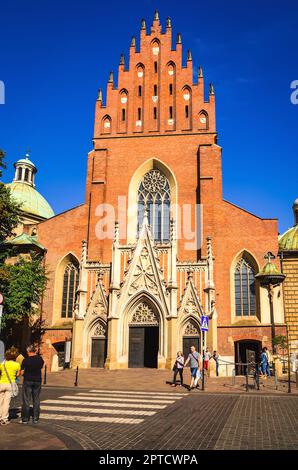 Krakau, Polen - 16. August 2014: Fußgängerübergang vor der Kirche der Heiligen Dreifaltigkeit in Krakau. Die Altstadt von Krakau (Polen) ist eine der Mo Stockfoto