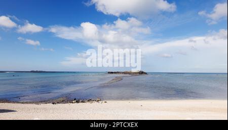 Der Fußweg bei Ebbe verbindet Kueibishan und die Insel Chi Yu in Penghu von Taiwan Stockfoto