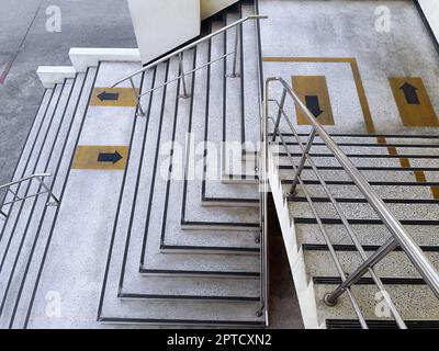 Lange Treppen, viele Stufen, die das Bürogebäude hinaufgehen Stockfoto