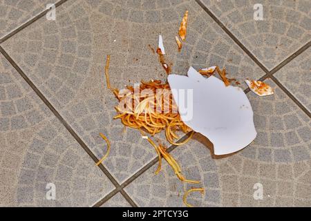 Der Teller mit Spaghetti fiel auf den Küchenboden und brach Stockfoto