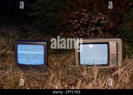 Weißes Rauschen auf zwei analoge TV-Geräte in der Umgebung Stockfoto