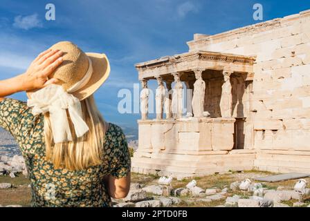 Frau schaut auf das Erechtheion oder den Tempel der Athene Polias, Akropolis, Athen, Griechenland. Stockfoto