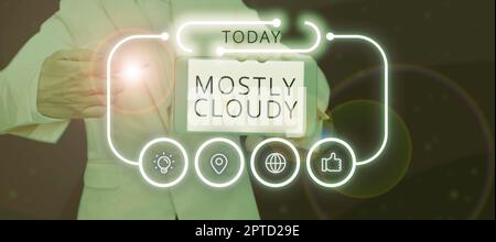 Textschild mit überwiegend wolkig, Wort geschrieben auf schattenhaften, dampfenden Foggy Fluffy, nebulösen Wolken, Skyscape Stockfoto