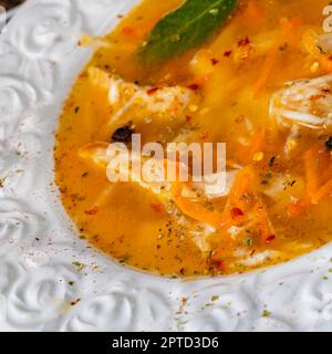 Pikante Austernsuppe mit Hühnerfleisch Stockfoto