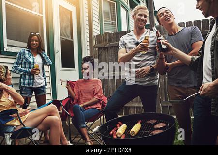Prost, ihr seid die Besten. Eine Gruppe von Freunden, die ein Barbecue im Hof veranstalten. Stockfoto