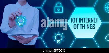 Hand schreiben Zeichen IoT Internet of Things, Word für Netzwerk von physischen Geräten senden und empfangen Daten Stockfoto