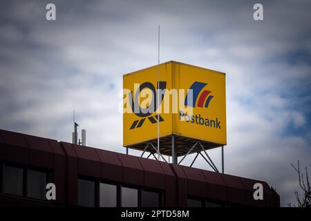 Bild eines Schildes mit den Logos der Deutschen Postbank und der deutschen Post auf ihrem Büro im Zentrum Dortmund, Deutschland. Die Postbank ist die Privatkundenbank di Stockfoto