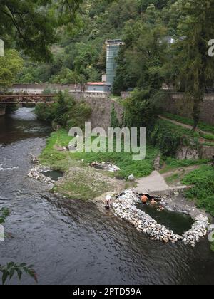 Bild einer Gruppe alter Menschen, die in einem kleinen Swimmingpool am fluss cerna in Baile Herculane baden. Băile Herculane ist eine Kurstadt im rumänischen Ban Stockfoto