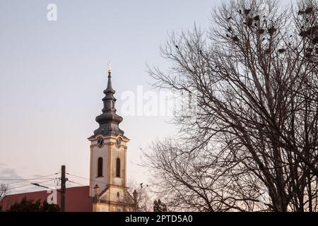 Bild des Turms der serbischen Kirche, in Banatsko Novo Selo, Serbien, zeigt die Zeit an. Banatsko Novo Selo ist eine Stadt im Süden von Banat Stockfoto