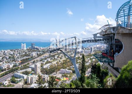 Haifa, Israel, 06. April 2023: Seilbahnkabinen fahren von der unteren Station am Ufer zur oberen Station am Mount Kamel in Haifa, Norden Stockfoto