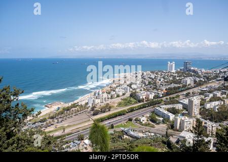 Haifa, Israel, 06. April 2023: Seilbahnkabinen fahren von der unteren Station am Ufer zur oberen Station am Mount Kamel in Haifa, Norden Stockfoto