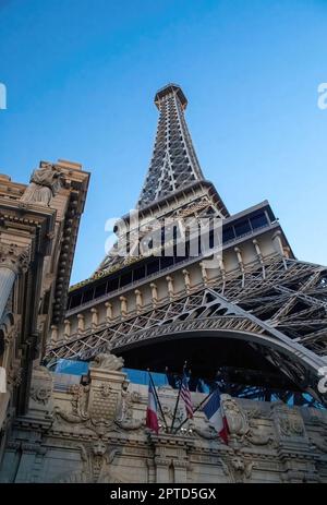 Eiffelturm am frühen Morgen mit amerikanischen und französischen Flaggen über dem Eingang zum Paris Las Vegas Hotel and Casino in Las Vegas, Nevada, USA. Stockfoto