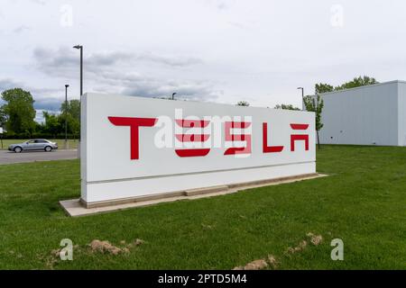 Buffalo, NY, USA - 23. Mai 2022: Nahaufnahme des Tesla Bodenschilds wird auf der Gigafactory 2 in Buffalo, NY, USA gezeigt. Stockfoto