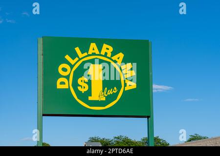 Niagara Falls, ON, Kanada - 29. Juni 2022: Ein Stabschild des Dollarama-Stores gegen den blauen Himmel wird gezeigt. Stockfoto