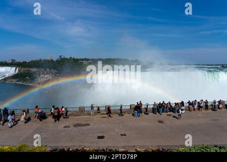 Niagara Falls, ON, Kanada - 30. Juni 2022: Touristen besuchen Niagara Falls, ON, Kanada. Stockfoto