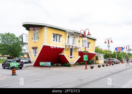 Niagara Falls, Ontario, Kanada - 1. Juli 2022: Upside Down House auf dem Clifton Hill in Niagara Falls, Ontario, Kanada. Stockfoto