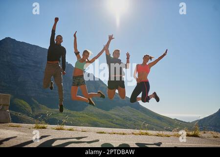 Wenn sie gemeinsam trainieren, fühlen sie sich gut. Eine Fitnessgruppe, die nach einem guten Training feiert Stockfoto