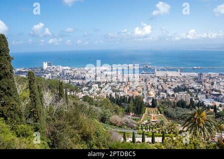 Das Stadtbild von Haifa und die Metropolregion. Panoramablick auf die Bahai-Gärten Stockfoto
