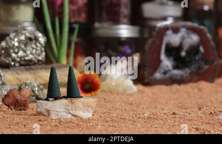 Chakra-Steine mit Aloe Vera-Pflanzen und Räucherkegel auf australischem roten Sand Stockfoto