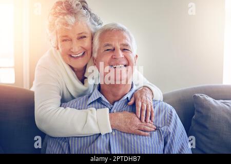 Liebe machte erst Sinn, wenn wir uns gefunden hatten. Porträt eines Seniorenpaares, das sich zu Hause entspannt Stockfoto