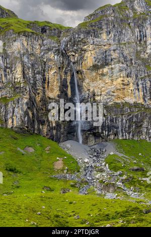 Typische Alpenlandschaft mit Wasserfällen, Schweizer Alpen bei Klausenstraße, Spiringen, Kanton Uri, Schweiz Stockfoto