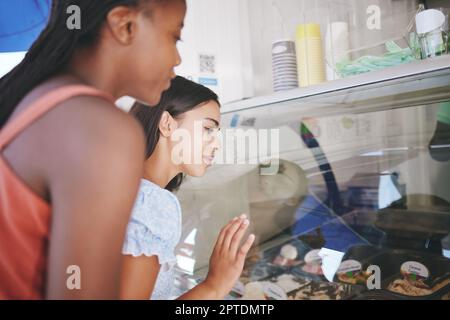 Sommer, Eis und Shopping mit Frauen im Geschäft, die für Freunde, glückliche und gefrorene Dessert aus Schaufenster wählen. Kunde, Gelato und Essen mit Mädchen Stockfoto