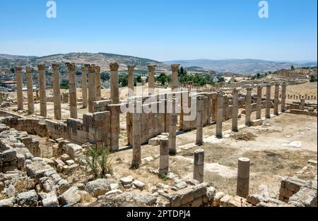 Die Ruinen der Kirche St. Theodore an der antiken Stätte Jerash in Jordanien. Stockfoto