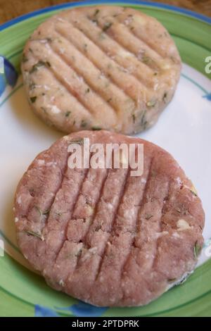 Verschiedene, gefrorene und mit Kräutern aromatisierte Hamburger Stockfoto