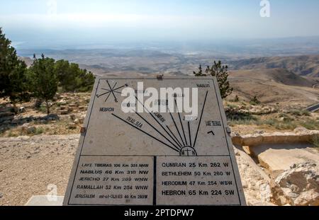 Ein Schild am Mt. Nebo in Jordanien mit Blick auf das Heilige Land des Nahen Ostens mit Entfernungen zu jeder Stadt. Stockfoto