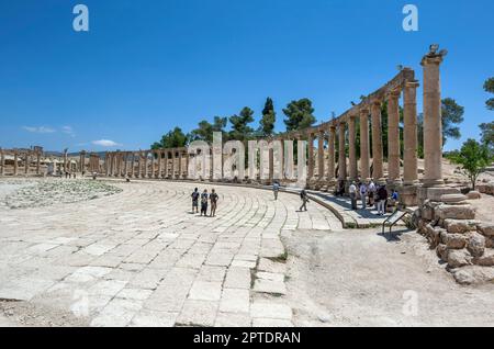 Ein Abschnitt der Steinkolonnade rund um den Oval Plaza an der antiken Stätte Jerash in Jordanien. Stockfoto