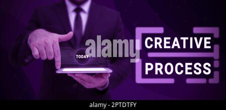 Hand schreiben Zeichen kreativen Prozess, Business-Konzept verbindet Ideen in etwas wertvolle Kreativität Geschäftsmann in Anzug mit offenen Palm Symboli Stockfoto