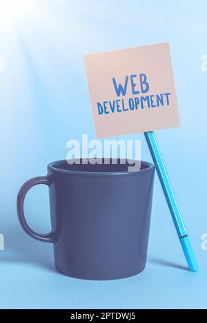 Textüberschrift zur Webentwicklung, Unternehmensübersicht Arbeiten an der Entwicklung einer Website für das Internet Stockfoto