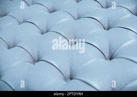 Blaugraue Polstermöbel aus gestepptem Stoff. Interior Design, Kopfteile aus Möbelstoff Polsterung. Klassisch kariert Stockfoto