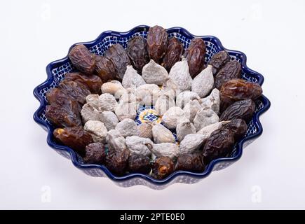Getrocknete Feigen mit Reismehl und Medjoul Jumbo Datteln bestreut. Stockfoto