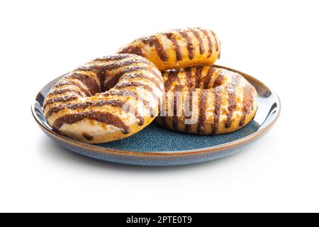 Donuts mit Schokolade und Karamell-Vereisung isoliert auf weißem Hintergrund. Stockfoto
