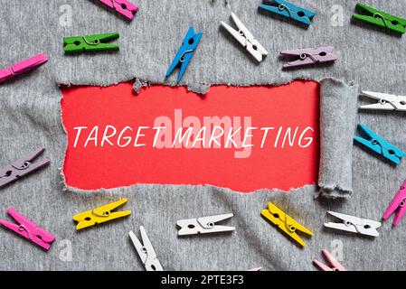 Schild, das Zielmarketing, Geschäftskonzept Produktion und Vertrieb von Garn Tuch und Kleidung Abstract Programmer Eingabe von Antivirus-Codes, Stockfoto