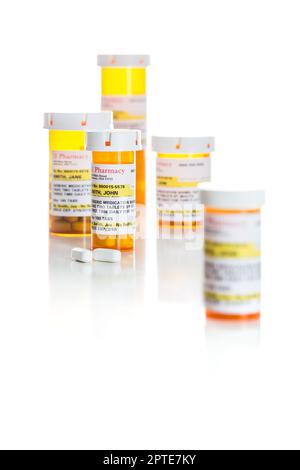 Nicht-proprietäre Medizin Rezept Flaschen und Pillen, Isolated on White Background. Stockfoto