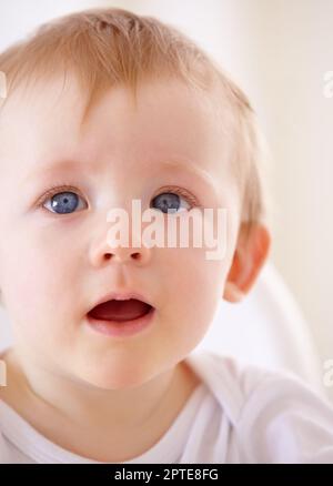 Ich kann nicht genug von diesem süßen kleinen Gesicht bekommen. Nahaufnahme eines süßen Jungen mit blauen Augen und blonden Haaren Stockfoto