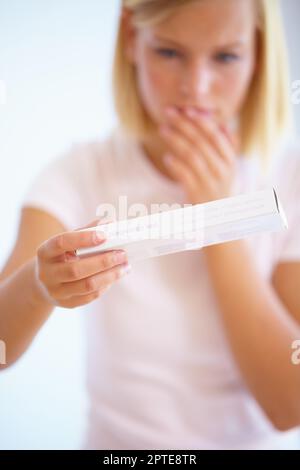 Vielleicht ist es ein falscher Alarm. Eine junge Frau, die sich Sorgen macht, einen Schwangerschaftstest machen zu müssen Stockfoto