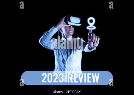 Konzeptionelle Bildunterschrift 2023 Review, Wort geschrieben über wichtige Ereignisse oder Aktionen, die im Vorjahr durchgeführt wurden Stockfoto
