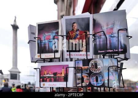London, Großbritannien. Touristenpostkarten werden vor einem Souvenirladen verkauft, mit Nelson's Column im Hintergrund. Stockfoto
