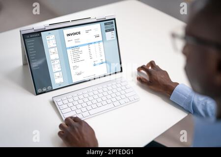 Online Digital E Invoice Statement auf Hybrid Laptop Stockfoto