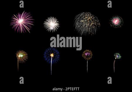 Sammlung von bunten festlichen acht Feuerwerk explodiert über Nachthimmel, isoliert auf schwarzem Hintergrund Stockfoto